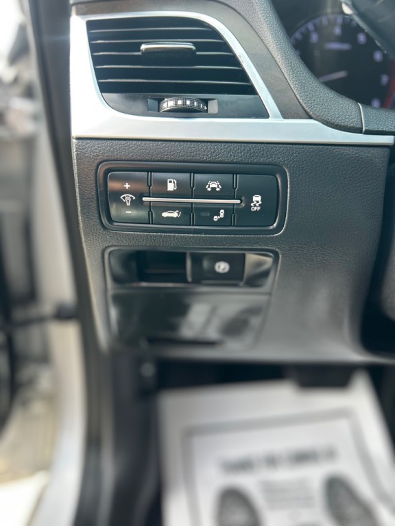 2017 Genesis G80 Image 22