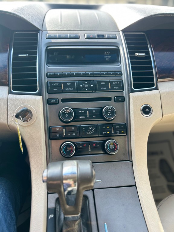 2010 Ford Taurus Image 14