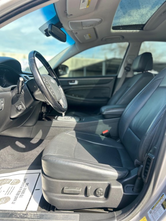 2012 Hyundai Genesis Image 9