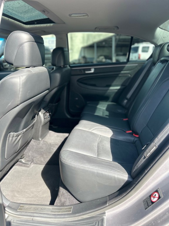 2012 Hyundai Genesis Image 10