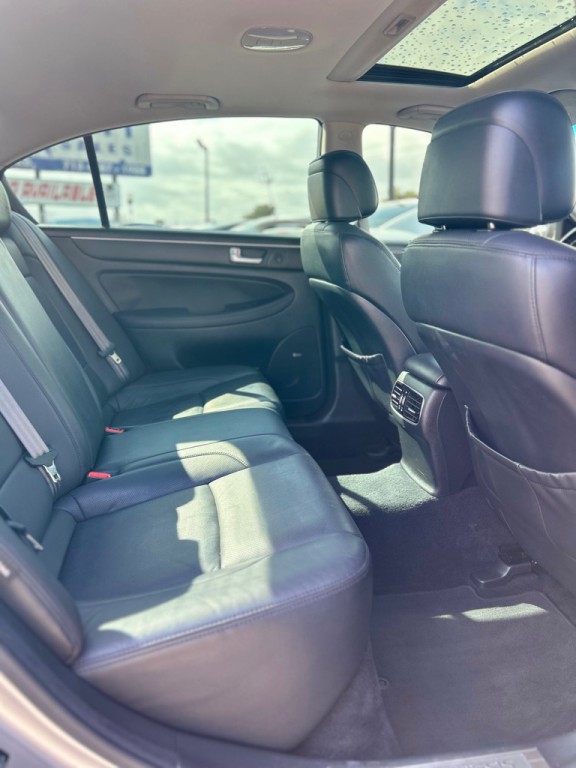 2012 Hyundai Genesis Image 11