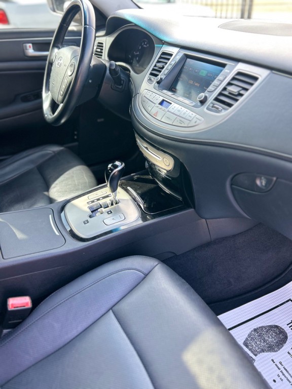 2012 Hyundai Genesis Image 13