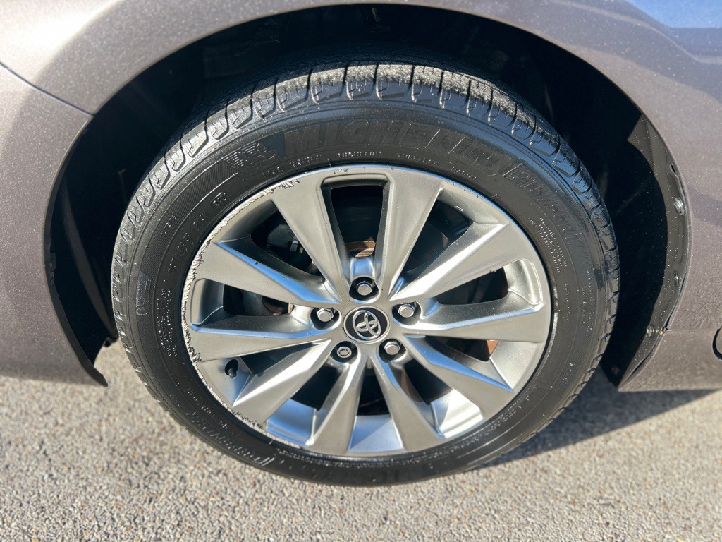 2015 Toyota Camry Image 18