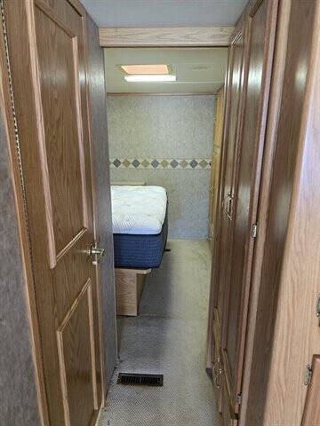 2004 Ford Motorhome Chassis Image 11