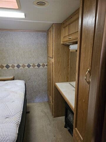 2004 Ford Motorhome Chassis Image 12