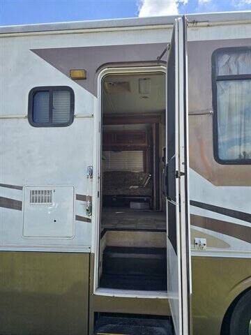 2004 Ford Motorhome Chassis Image 13