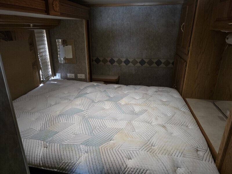 2004 Ford Motorhome Chassis Image 8