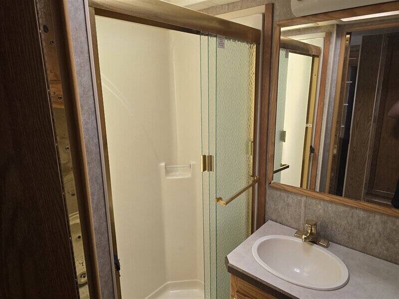 2004 Ford Motorhome Chassis Image 9