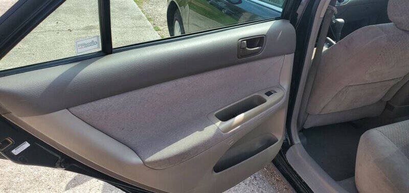 2004 Toyota Camry Image 10