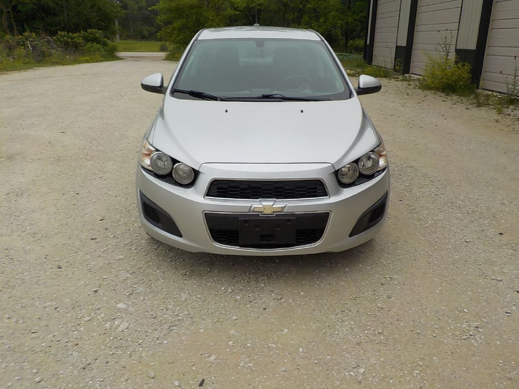 2015 Chevrolet Sonic Image 2