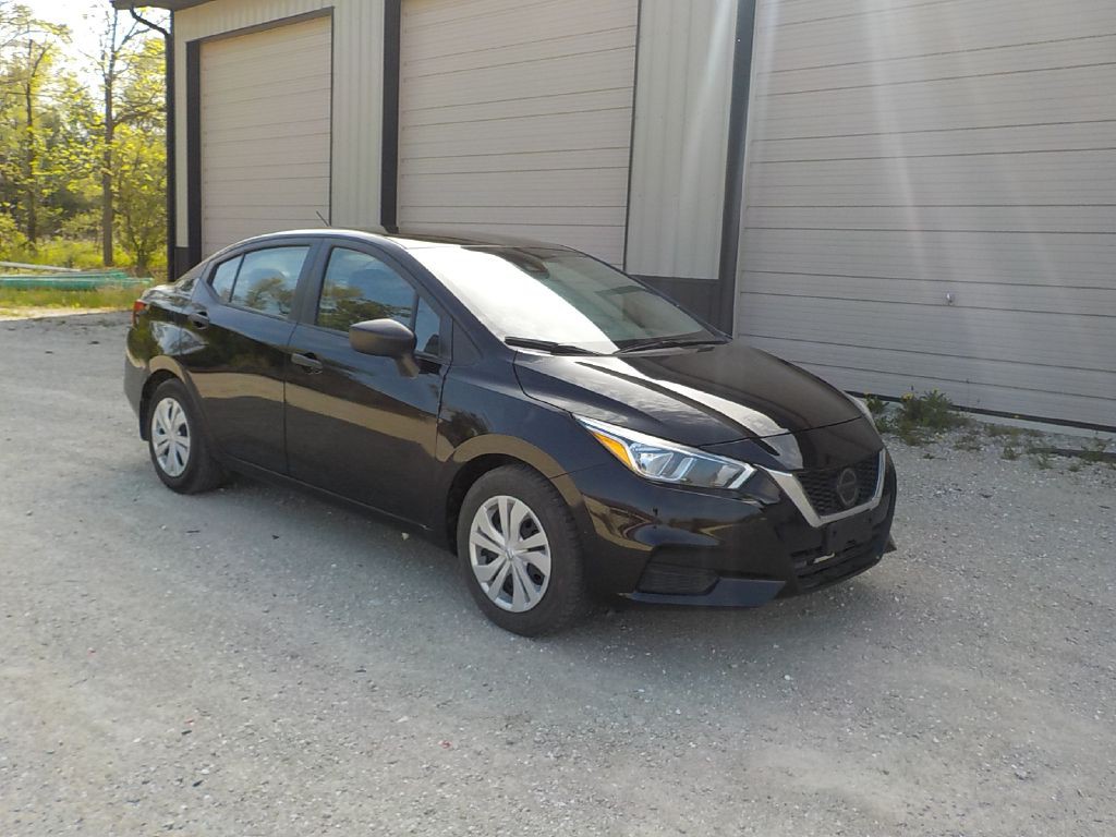 2021 Nissan Versa Image 3