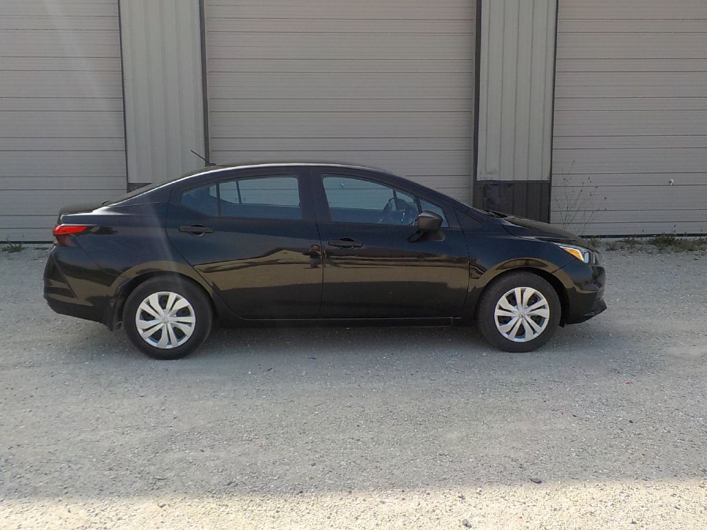 2021 Nissan Versa Image 4