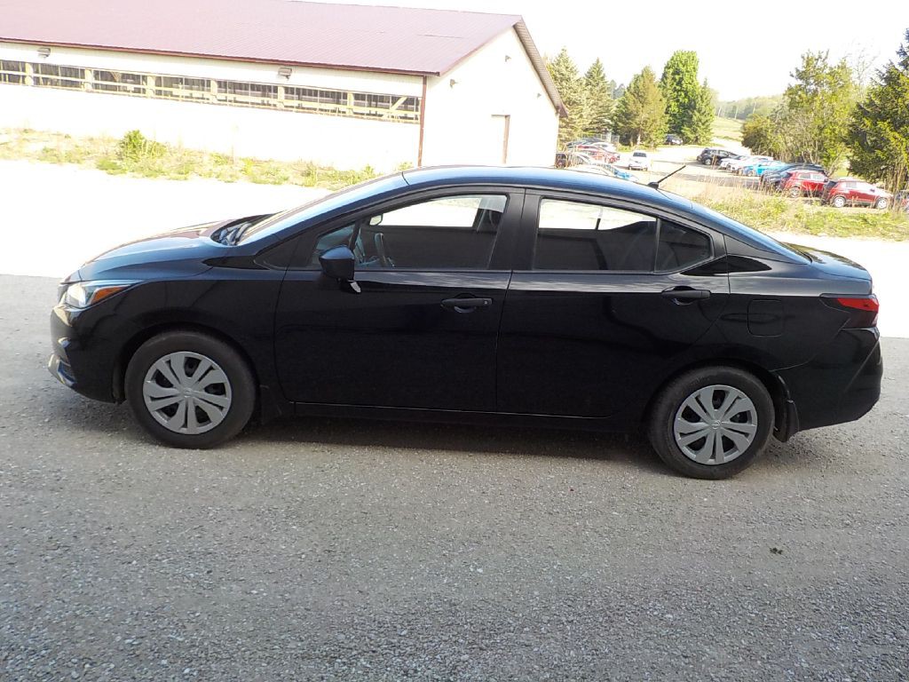 2021 Nissan Versa Image 8