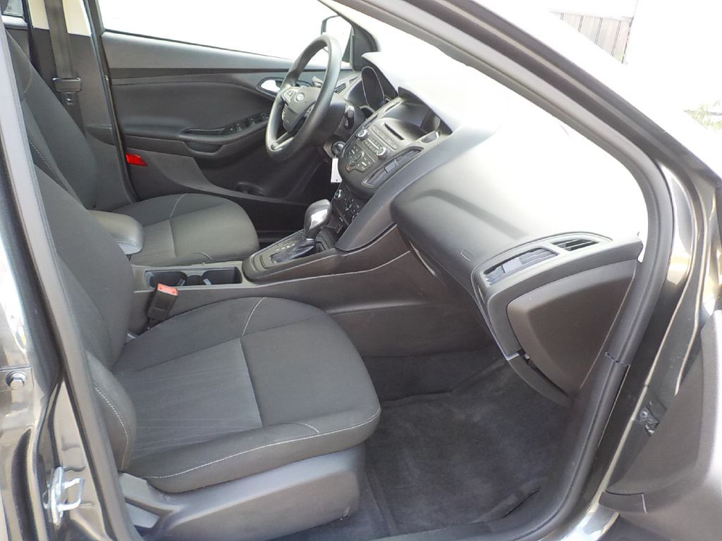 2017 Ford Focus Image 9