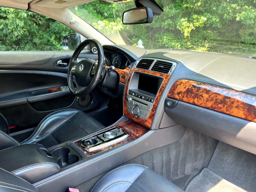 2010 Jaguar XK-Series Image 18