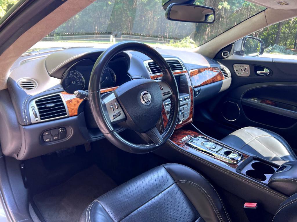 2010 Jaguar XK-Series Image 22