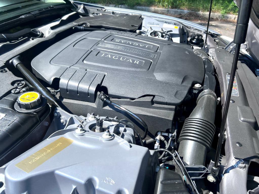 2010 Jaguar XK-Series Image 28
