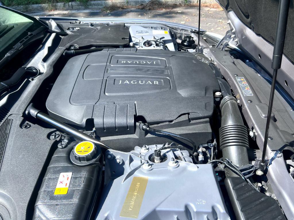 2010 Jaguar XK-Series Image 30