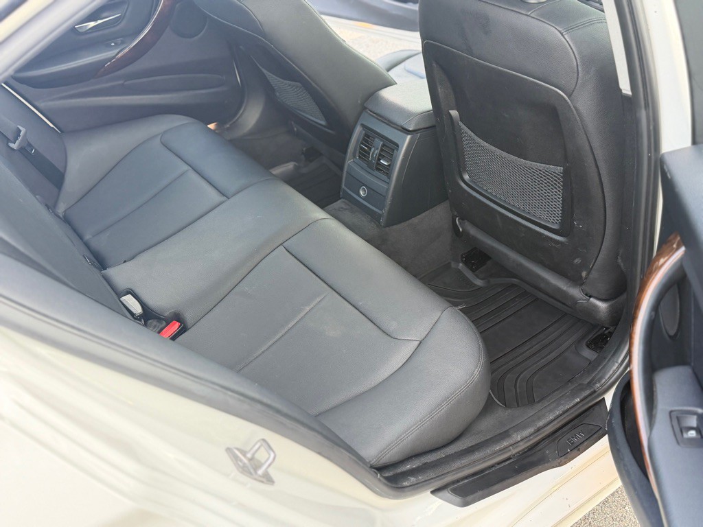 2014 BMW 3 Series Image 9