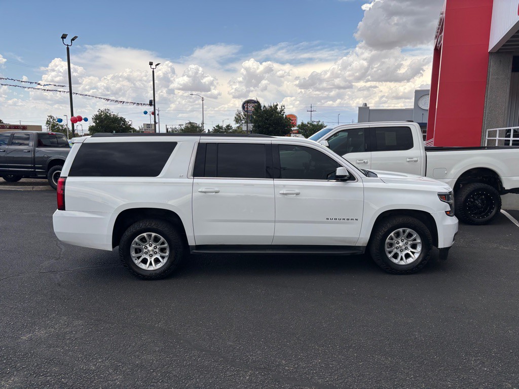 2017 Chevrolet Suburban Image 3