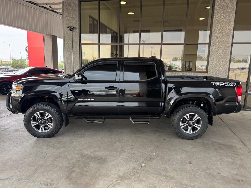 2017 Toyota Tacoma Image 2