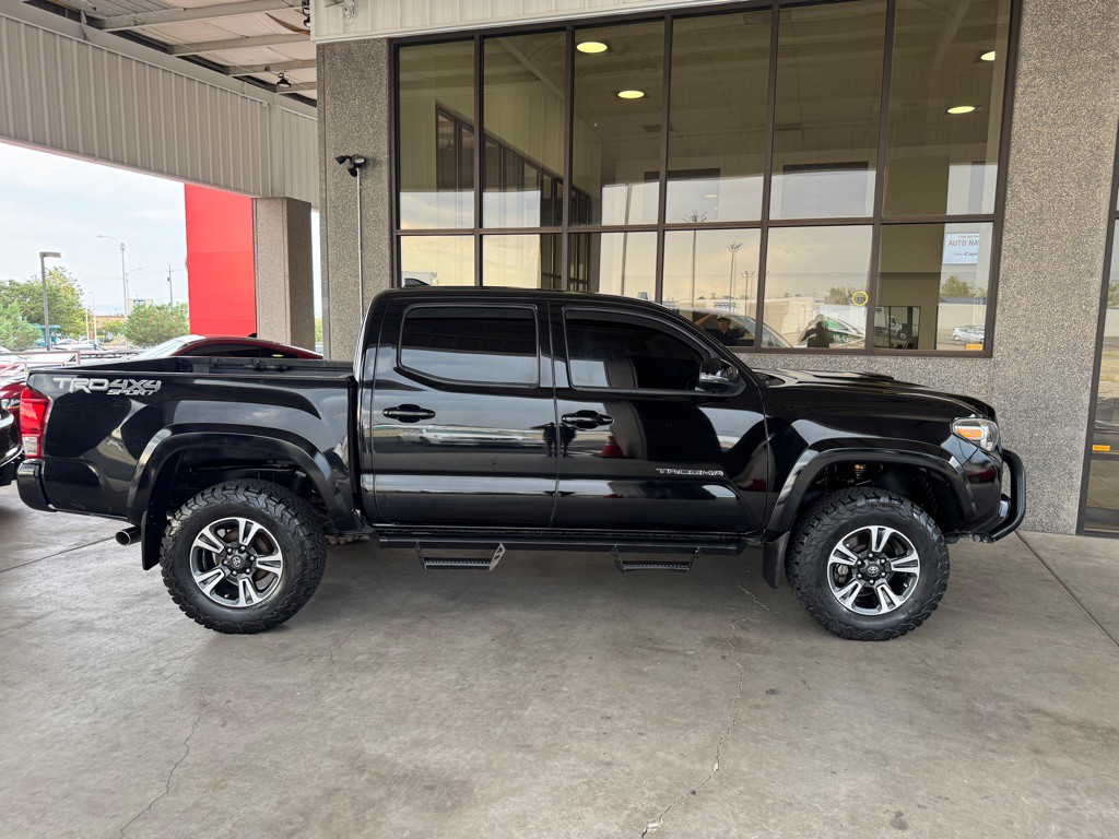 2017 Toyota Tacoma Image 3