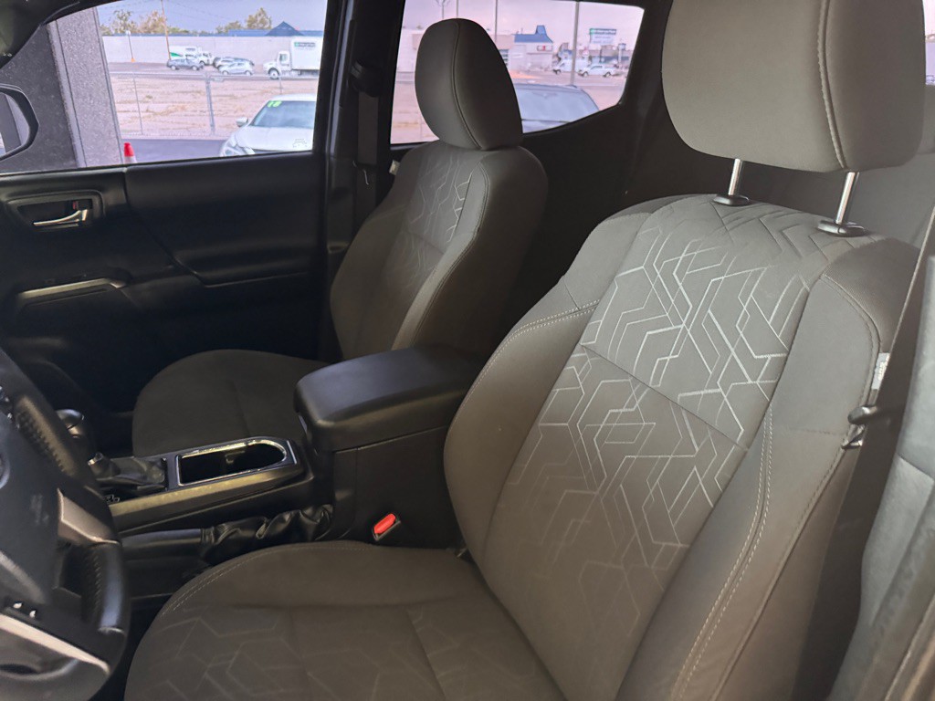 2017 Toyota Tacoma Image 8