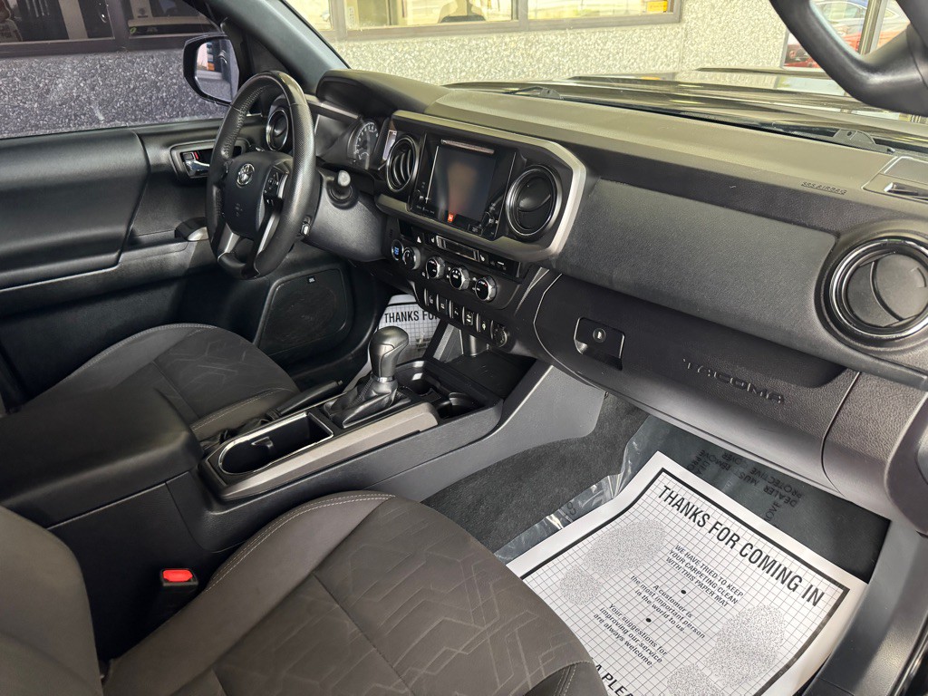 2017 Toyota Tacoma Image 21