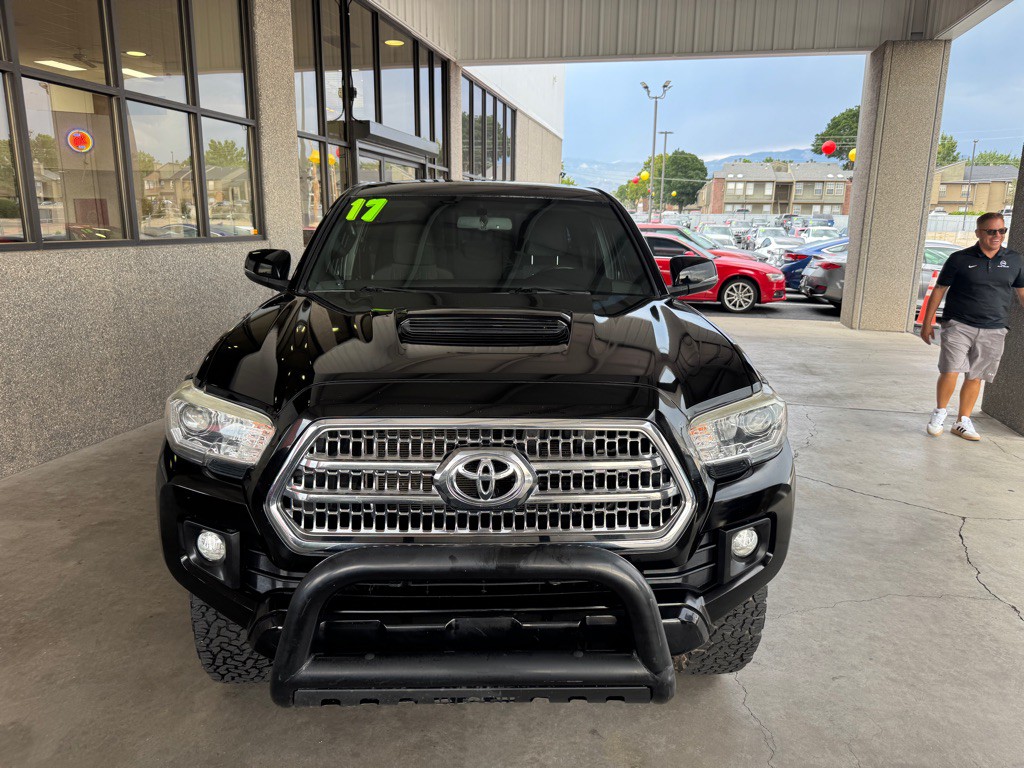 2017 Toyota Tacoma Image 24