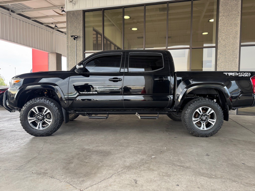 2017 Toyota Tacoma Image 29
