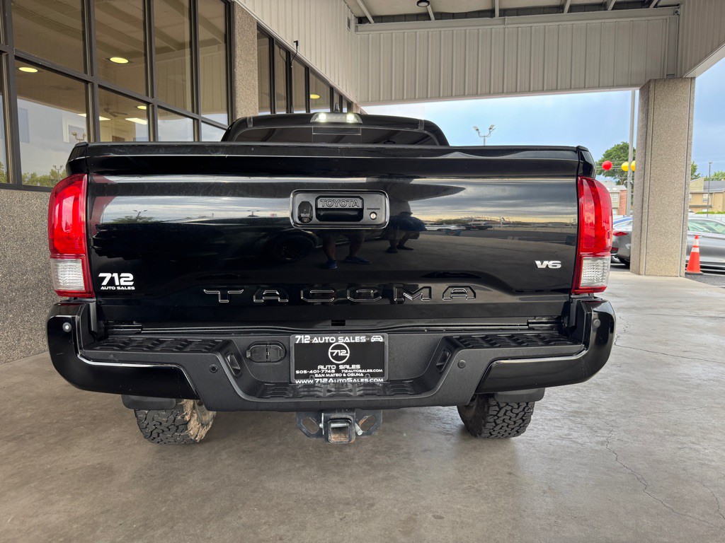 2017 Toyota Tacoma Image 34