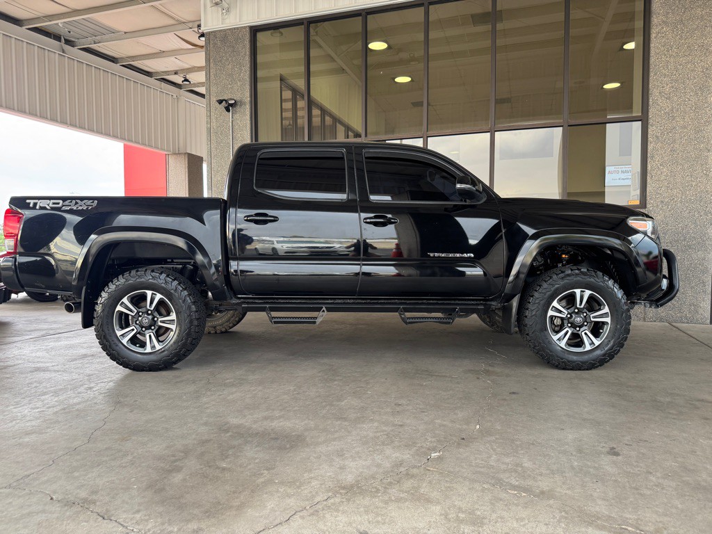 2017 Toyota Tacoma Image 38