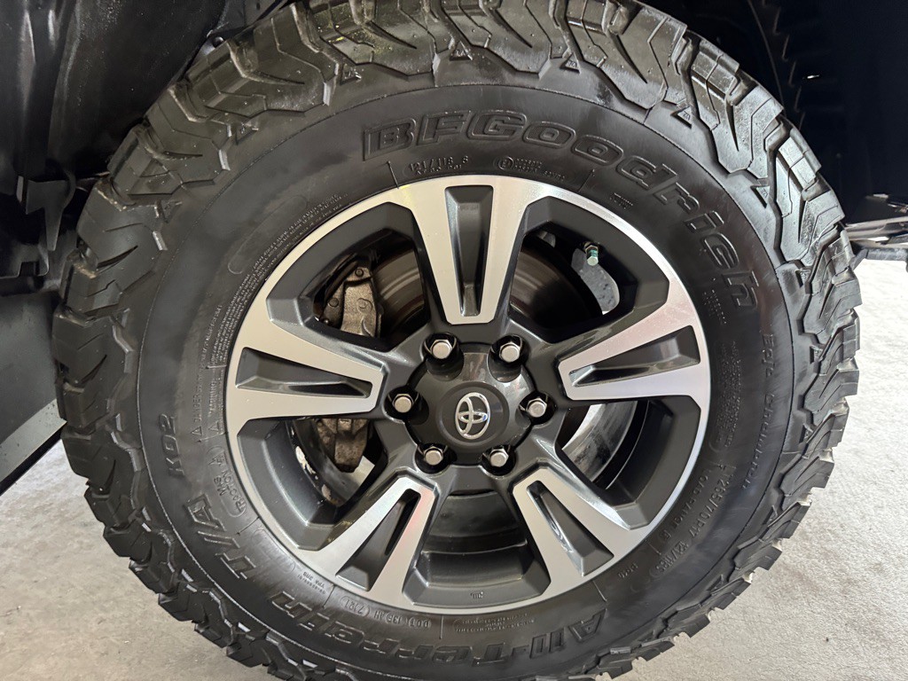 2017 Toyota Tacoma Image 44