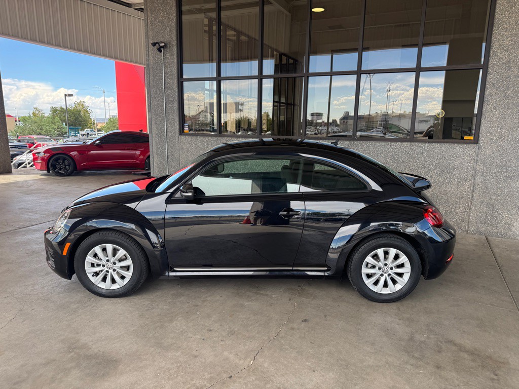 2019 Volkswagen Beetle Image 2
