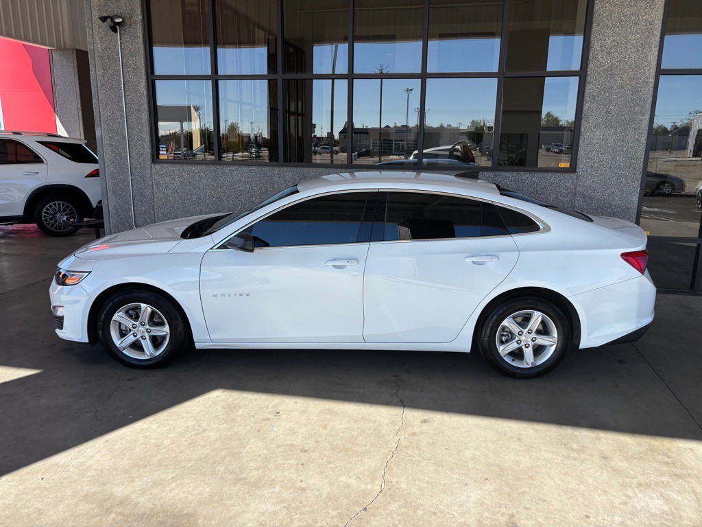 2023 Chevrolet Malibu Image 2