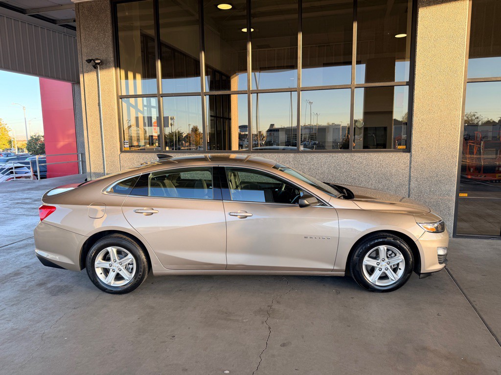 2023 Chevrolet Malibu Image 3