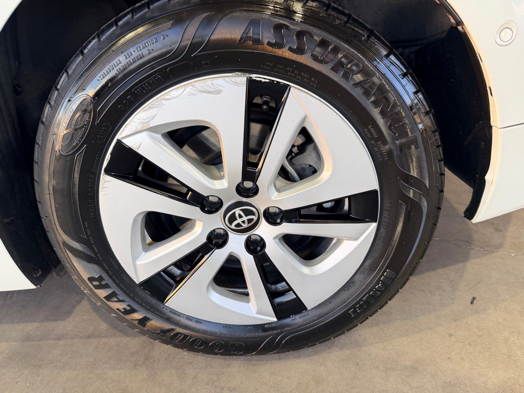 2017 Toyota Prius Image 40