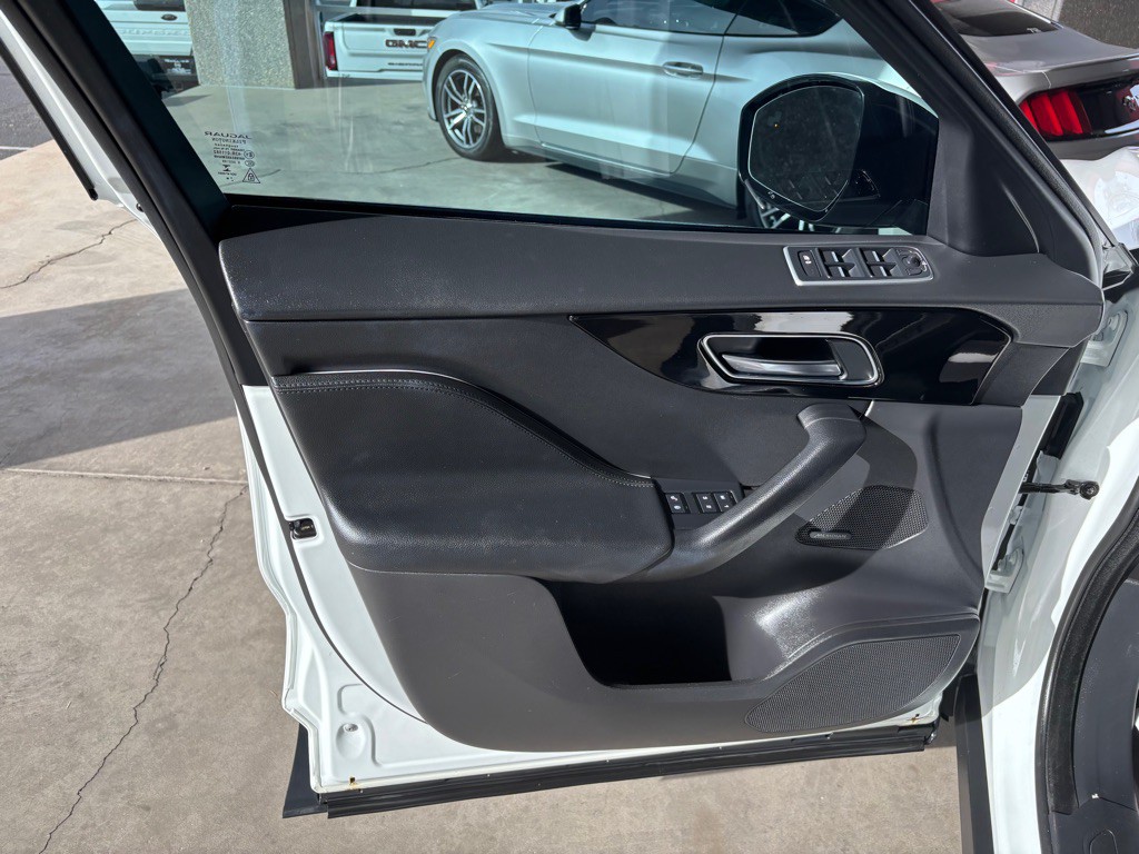 2019 Jaguar F-PACE Image 12