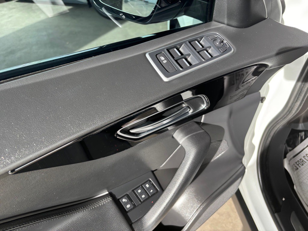 2019 Jaguar F-PACE Image 13