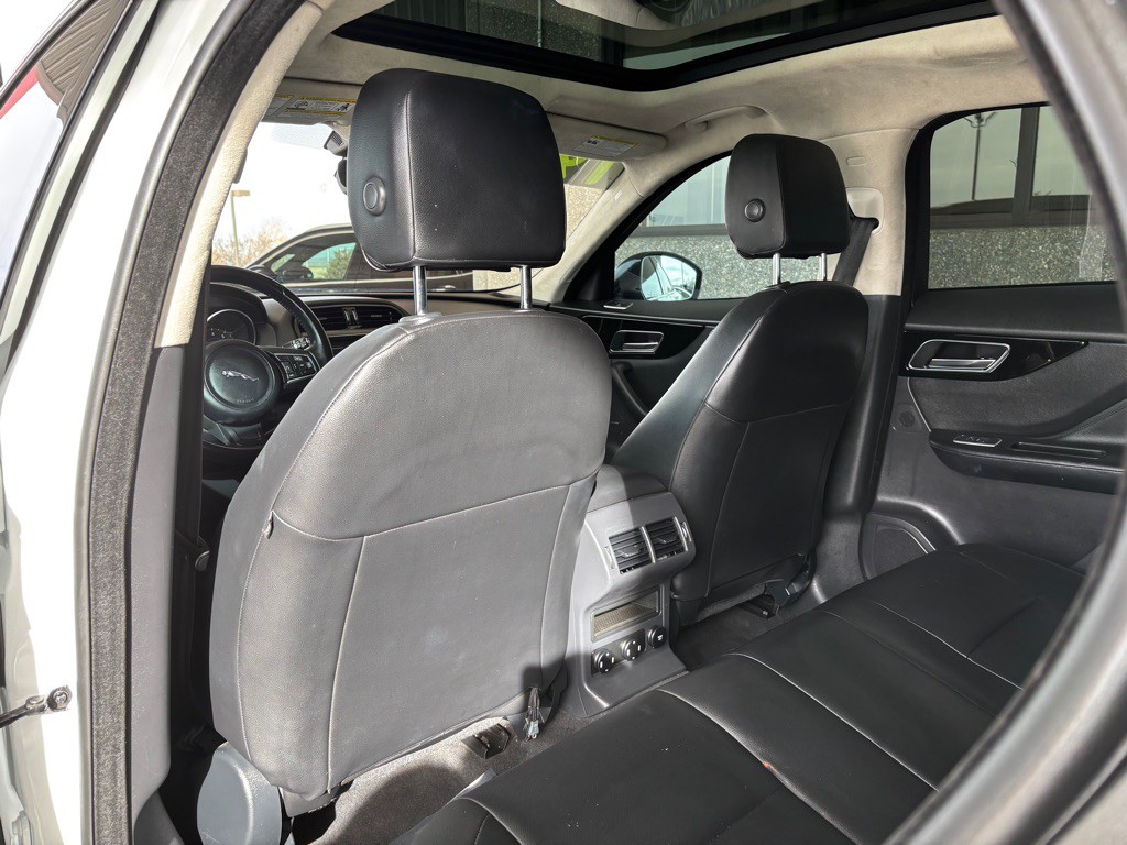 2019 Jaguar F-PACE Image 15