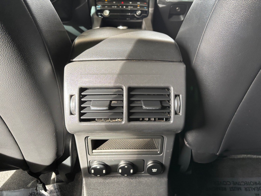 2019 Jaguar F-PACE Image 17