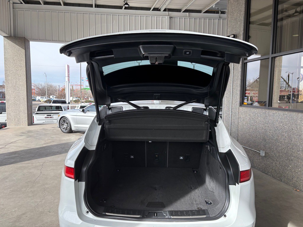 2019 Jaguar F-PACE Image 19