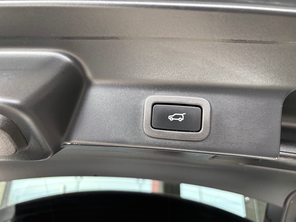 2019 Jaguar F-PACE Image 22