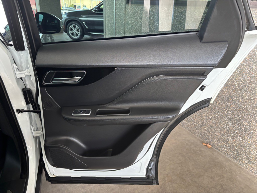 2019 Jaguar F-PACE Image 25