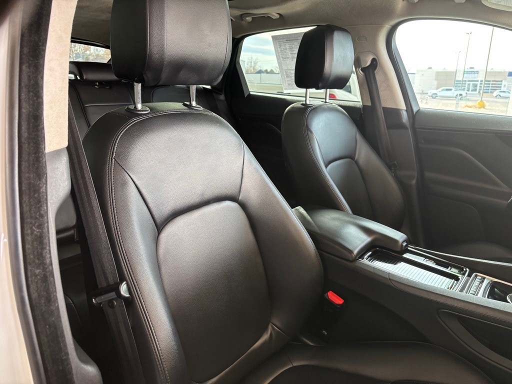 2019 Jaguar F-PACE Image 27