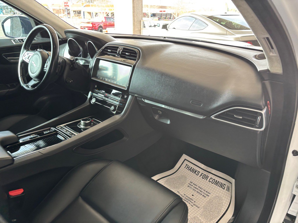 2019 Jaguar F-PACE Image 28