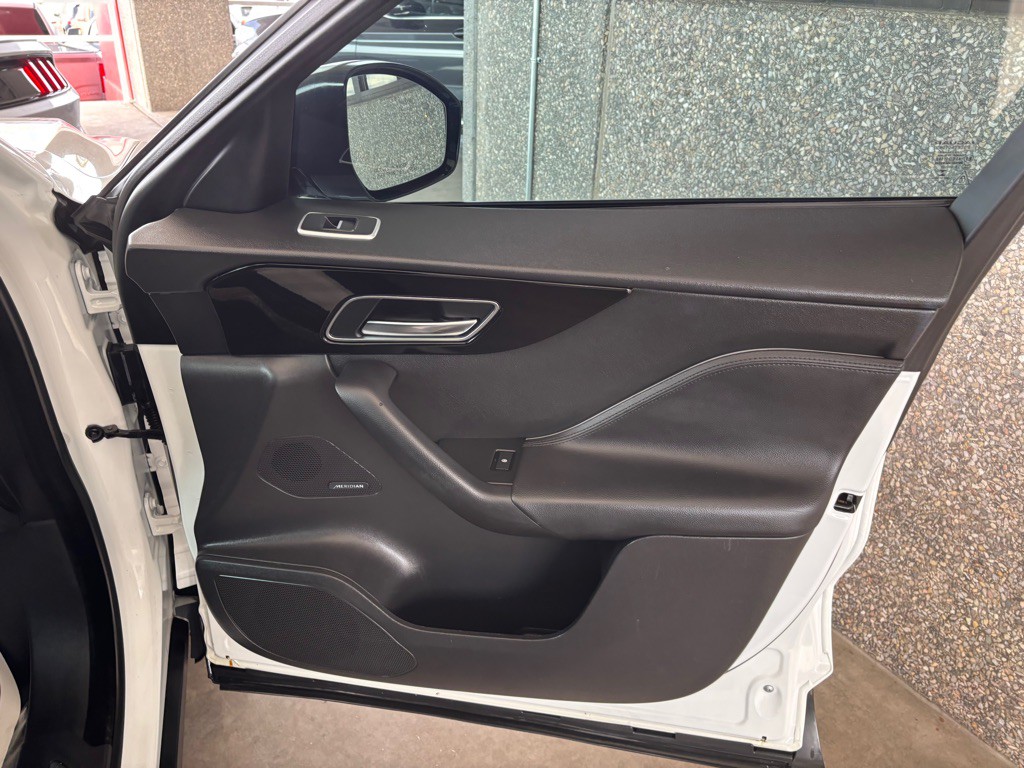 2019 Jaguar F-PACE Image 29