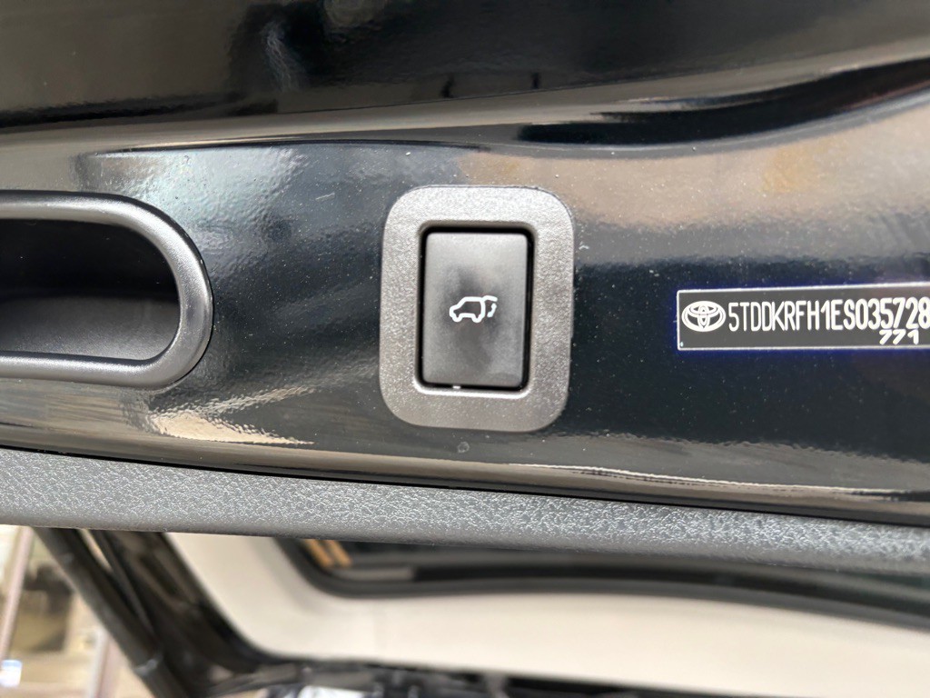 2014 Toyota Highlander Image 27