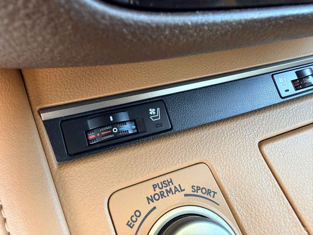 2016 Lexus ES Image 14