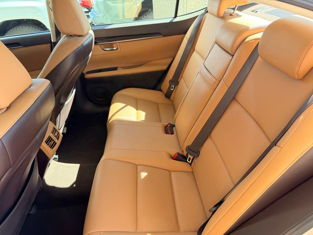 2016 Lexus ES Image 18